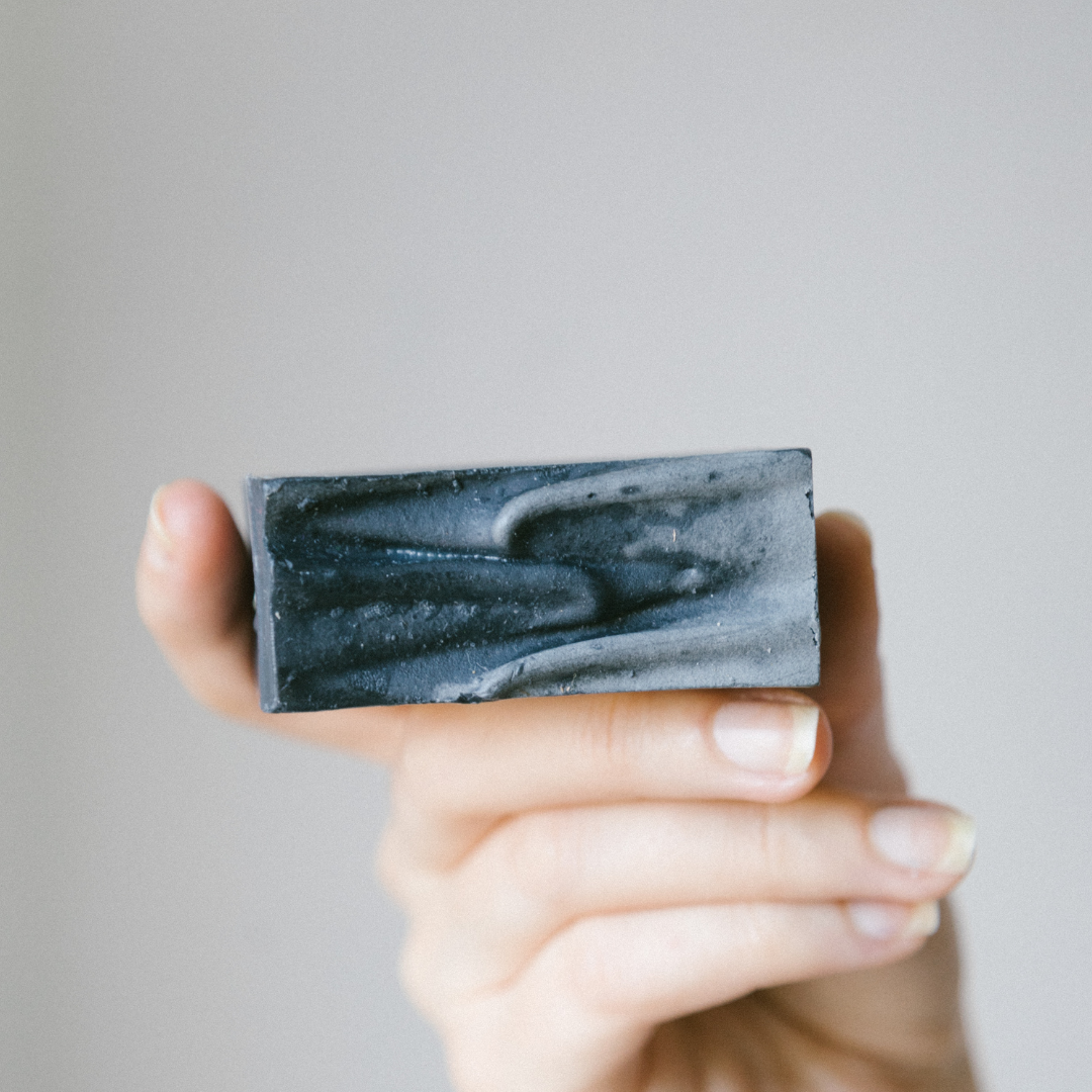 Savon à base d'huile d'olive - Enrichi à l'huile de noix de coco et charbon actif