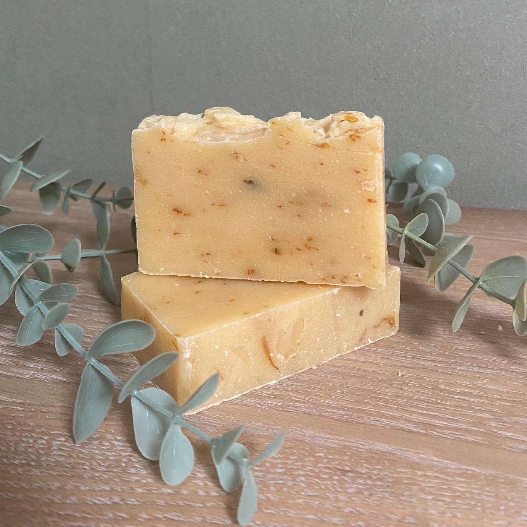 Savon artisanal à base d'huile d'olive - Enrichi aux fleurs de Calendula - eucalyptus